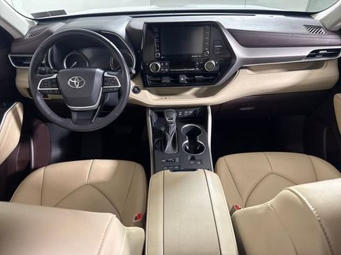 Used 2022 Toyota Highlander XLE image 25