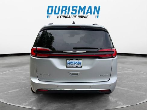Used 2023 Chrysler Pacifica Limited FWD image 5