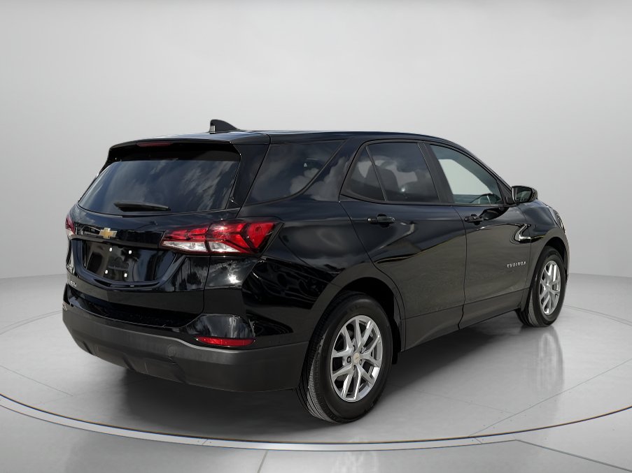 Used 2023 Chevrolet Equinox LS w/ LS Convenience Package FWD image 3