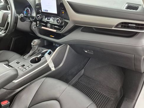 Used 2025 Toyota Highlander XLE AWD/4WD image 28