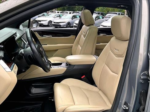 Used 2017 Cadillac XT5 Premium Luxury w/ LPO, Wheel Lock Package FWD image 8