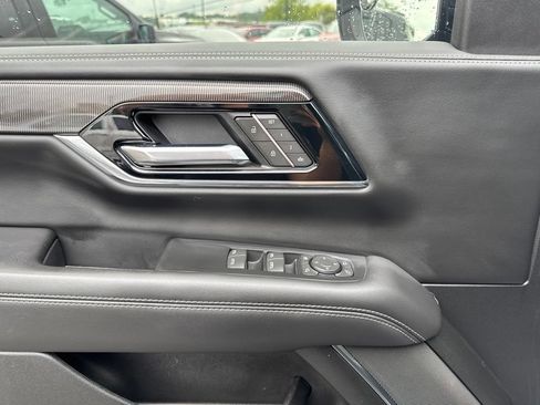 Used 2025 GMC Yukon Elevation AWD/4WD image 11