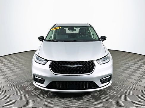 Certified 2024 Chrysler Pacifica Touring-L image 4