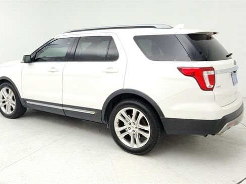 Used 2017 Ford Explorer XLT w/ Equipment Group 202A image 4