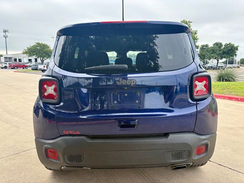 Used 2021 Jeep Renegade Latitude FWD image 4