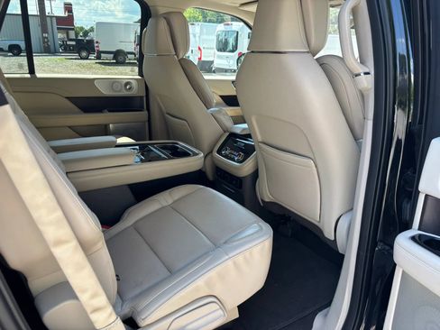 Used 2019 Lincoln Navigator Reserve AWD/4WD image 18