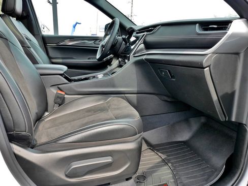 Used 2023 Jeep Grand Cherokee Altitude AWD/4WD image 12