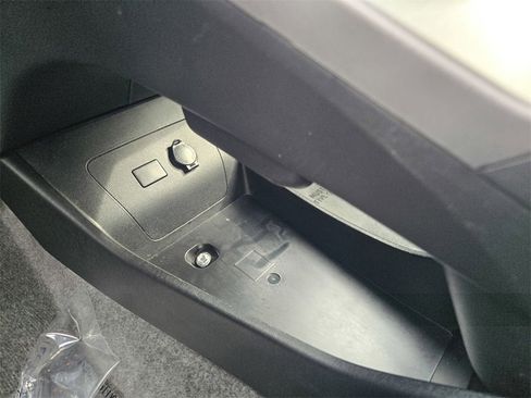 Used 2015 Toyota Prius Three image 23