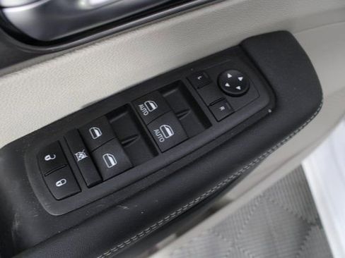 Used 2024 Chrysler Pacifica Select image 15