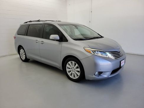 Used 2017 Toyota Sienna Limited Premium FWD image 4