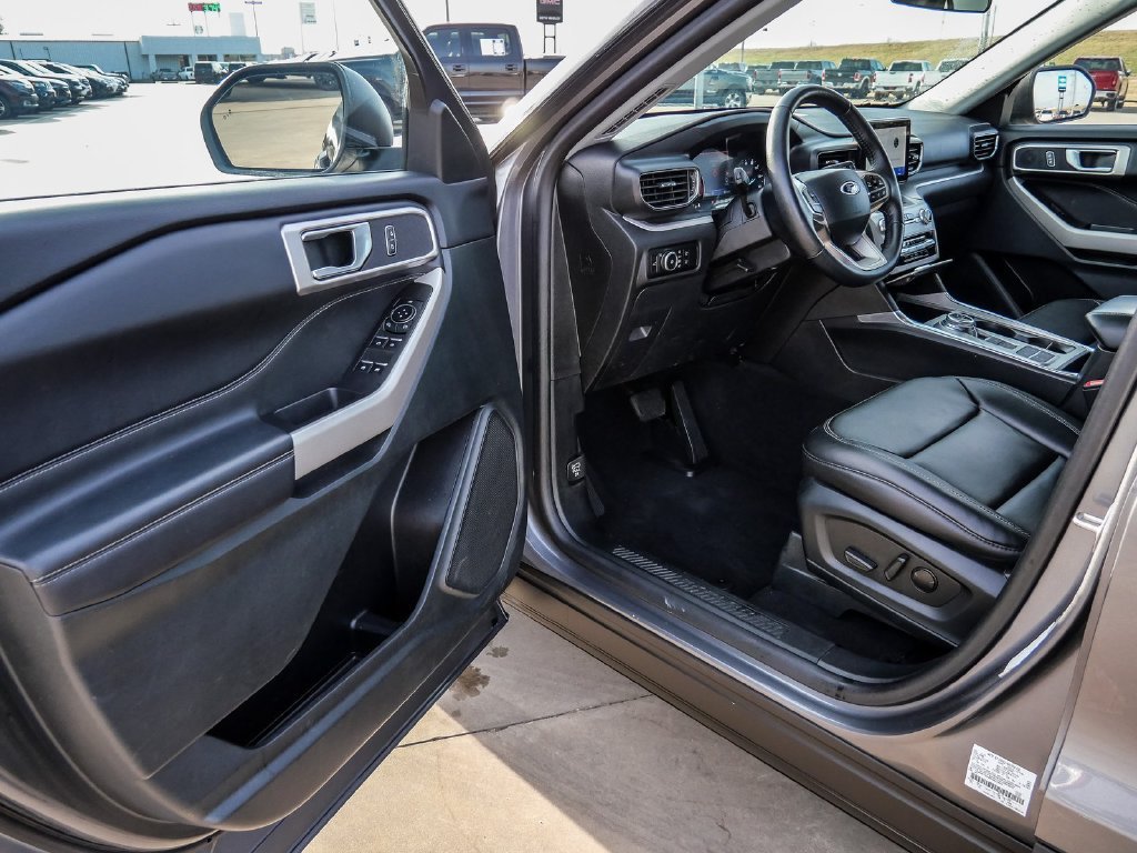 Used 2024 Ford Explorer XLT w/ Equipment Group 202A RWD image 28