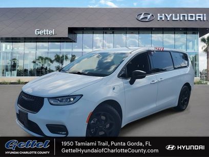 Used 2024 Chrysler Pacifica Select