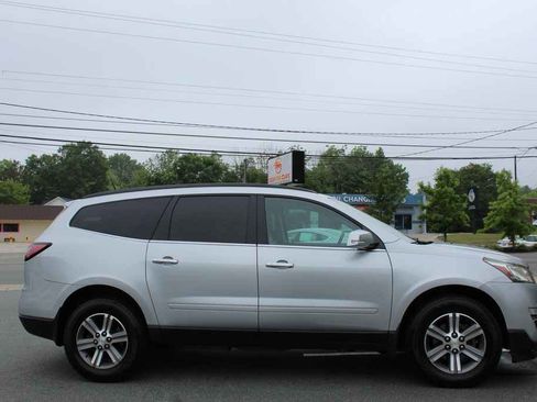 Used 2017 Chevrolet Traverse LT FWD image 4