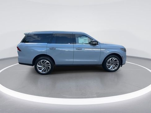New 2025 Lincoln Navigator Reserve AWD/4WD image 9