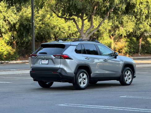 Used 2021 Toyota RAV4 XLE w/ Convenience Package FWD image 3
