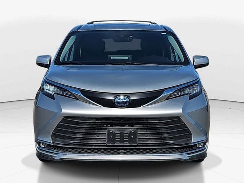 Used 2022 Toyota Sienna XLE image 11