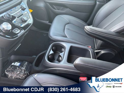 New 2026 Chrysler Pacifica Select FWD image 27