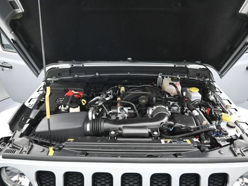 Used 2022 Jeep Wrangler Unlimited Sahara AWD/4WD image 34