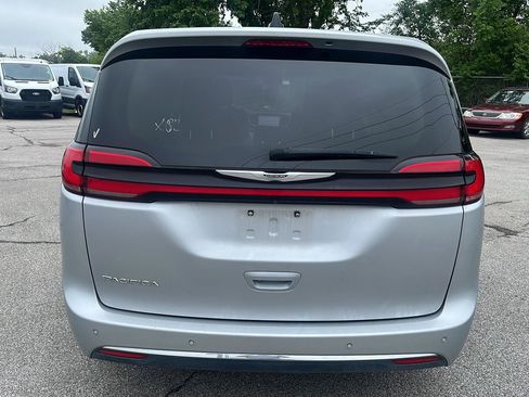 Used 2023 Chrysler Pacifica Touring-L FWD image 5
