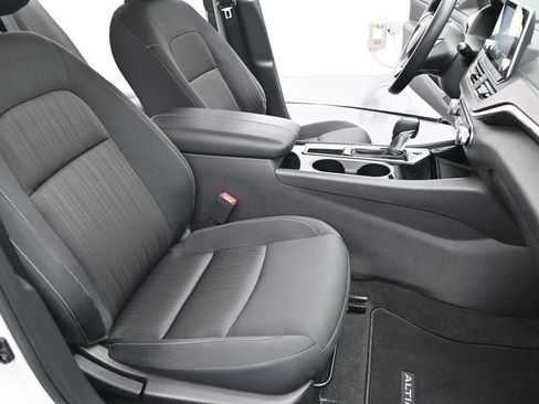 Used 2024 Nissan Altima 2.5 SV FWD image 6