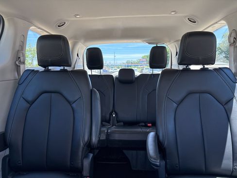 Used 2024 Chrysler Pacifica Touring-L FWD image 16