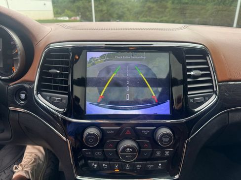 Used 2020 Jeep Grand Cherokee Overland AWD/4WD image 18