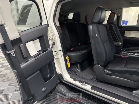 Used 2013 Toyota FJ Cruiser 4WD w/ Upgrade Pkg image 38