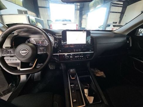 Used 2025 Nissan Pathfinder SL FWD image 6