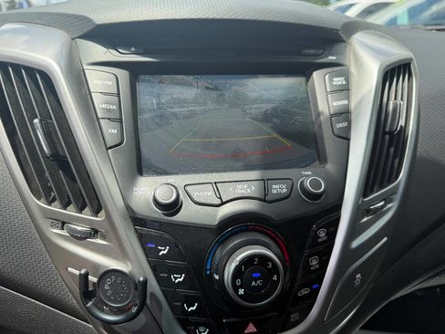 Used 2013 Hyundai Veloster w/ Style Pkg image 16