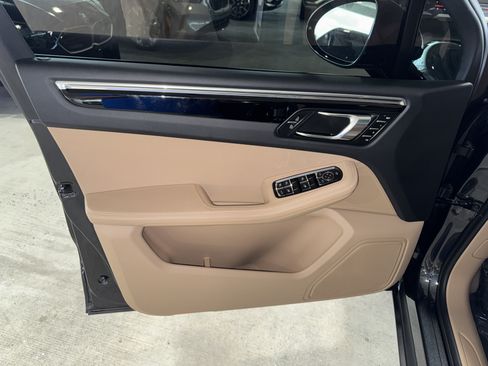 Used 2025 Porsche Macan AWD/4WD image 17