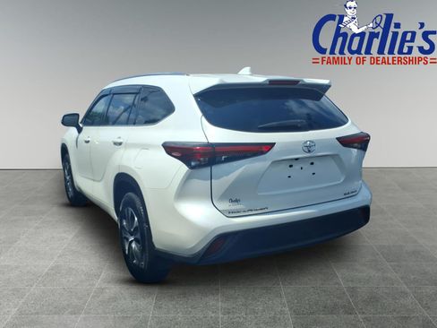 Used 2021 Toyota Highlander XLE AWD/4WD image 5