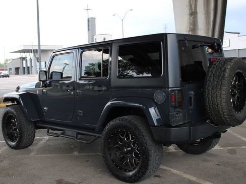 Used 2016 Jeep Wrangler Unlimited Sahara w/ Connectivity Group AWD/4WD image 9
