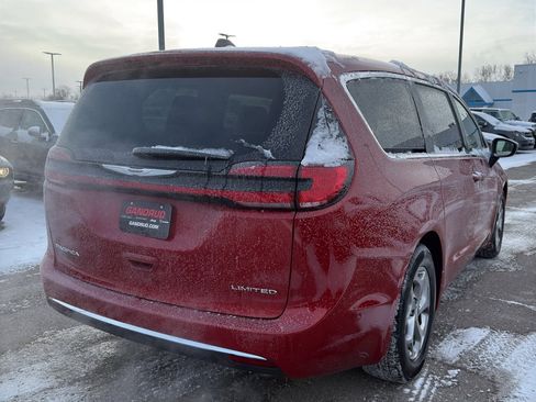 Used 2024 Chrysler Pacifica Limited image 5
