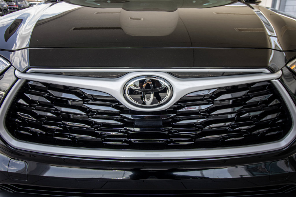 Used 2024 Toyota Highlander XLE FWD image 7