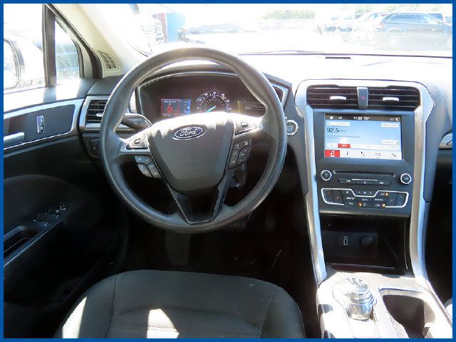 Used 2018 Ford Fusion SE w/ Fusion SE Technology Package FWD image 11