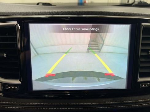Used 2024 Chrysler Pacifica Limited FWD image 16