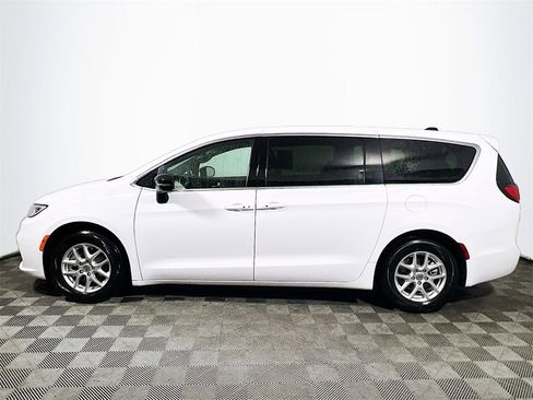 Used 2025 Chrysler Pacifica Select image 5