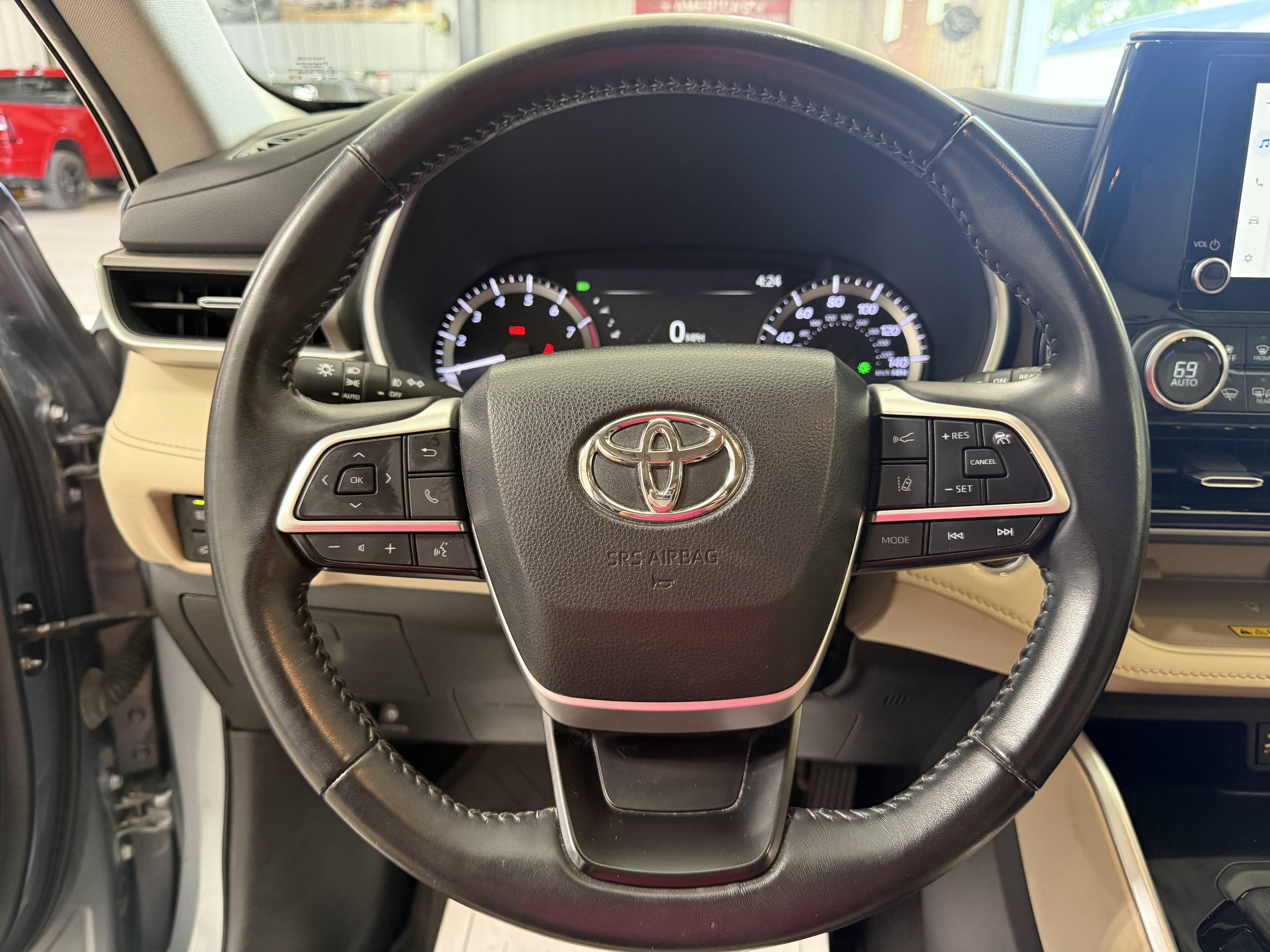 Used 2023 Toyota Highlander XLE AWD/4WD image 20