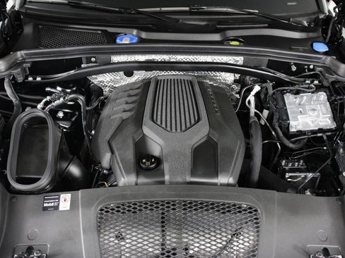 Certified 2026 Porsche Macan AWD/4WD image 26