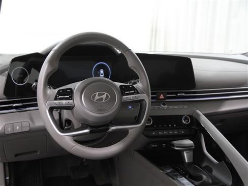 Used 2024 Hyundai Elantra SEL w/ Convenience Package image 4