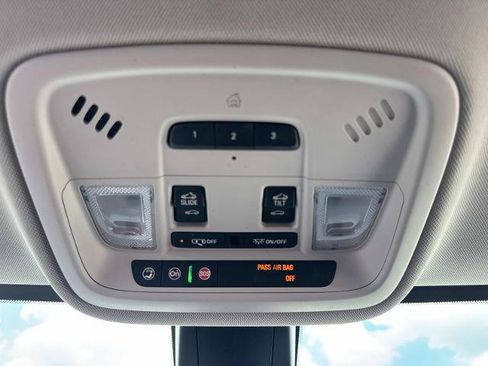 Used 2019 Chevrolet Traverse Premier w/ Driver Confidence II Package FWD image 25