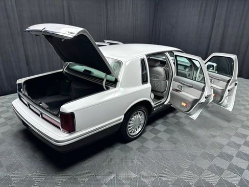 Used 1997 Lincoln Town Car Signature image 22