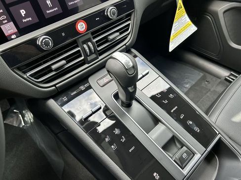 Certified 2025 Porsche Macan image 15