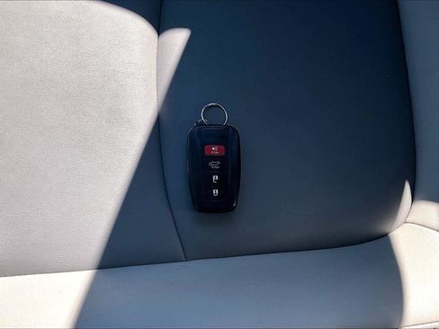 Used 2022 Toyota RAV4 XLE Premium AWD/4WD image 35