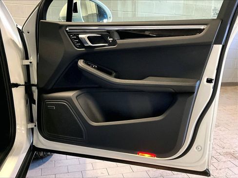 Used 2025 Porsche Macan image 29