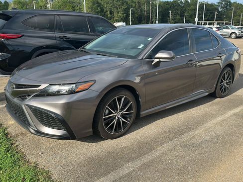 Certified 2022 Toyota Camry SE FWD image 1
