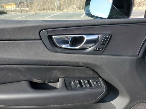 Used 2025 Volvo XC60 B5 Plus image 23