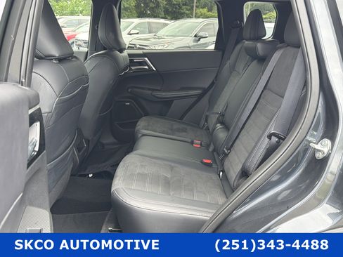 Used 2025 Mitsubishi Outlander SE FWD image 14