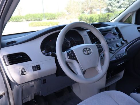 Used 2011 Toyota Sienna LE w/ Towing Pkg image 15