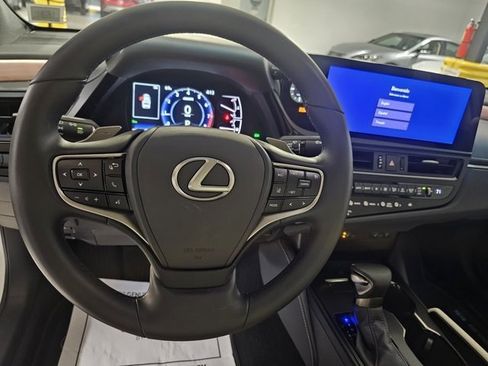 Used 2025 Lexus ES 350 w/ Premium Package image 19